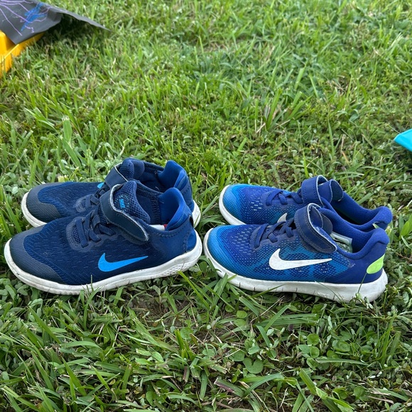 Nike Kids Sneakers in Navy and Neon - Picture 1 of 3